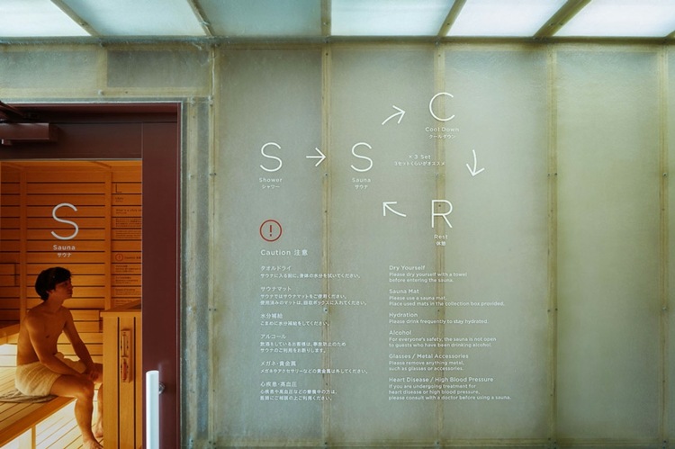 Kapsulový hotel ° C v Japonsku podpisuje dreveného saunára