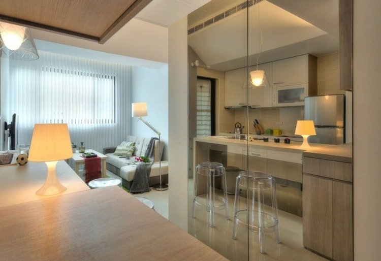 1 izbový byt zariadený zrkadlovou priečkou kuchynská sedačka