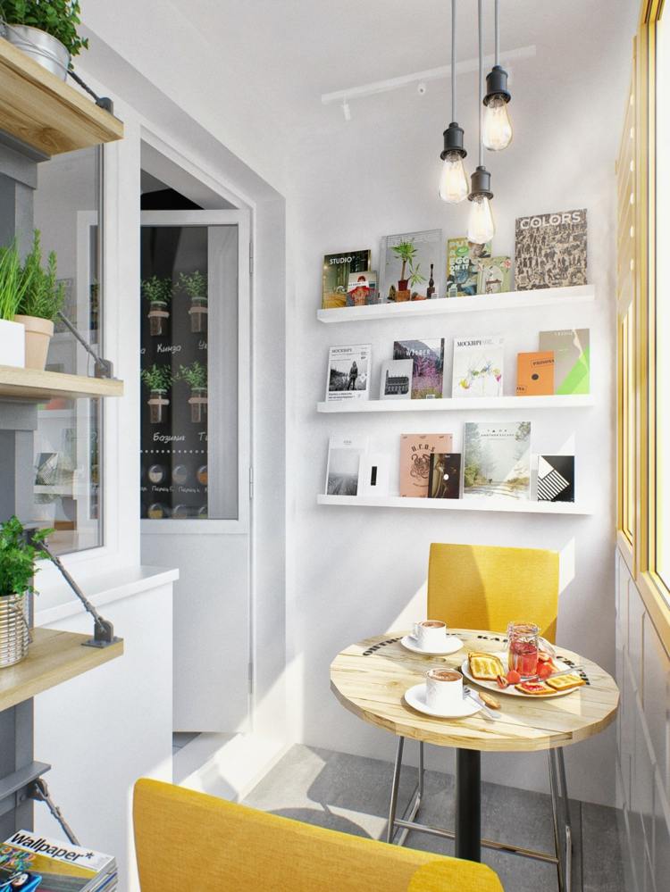 1 izbový byt zariadený balkónom nápad jedálenský kút žlté stoličky edison žiarovka