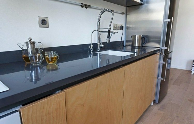 zariadiť 1 izbový byt vysoký lesk modrý sivý drez moderný interiér