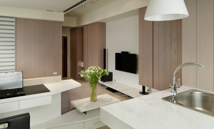 1 izbový byt zariadený kuchynským drezom lampa obklad stenou