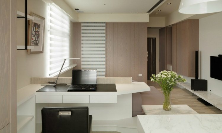 1 izbový byt zariadený domácou kancelárskou linkou vstupná chodba drevené obloženie