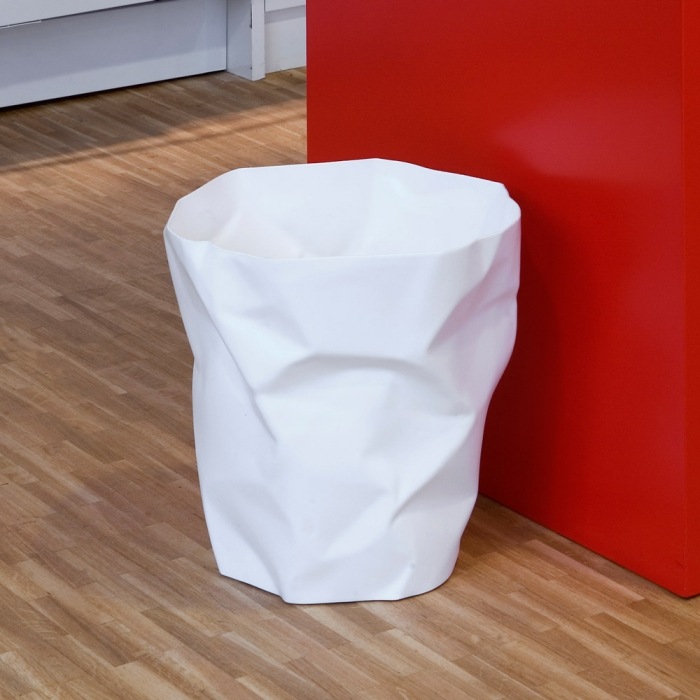 biely kôš Bin Bin Waste kontrastuje s červenou stenou Dizajnový odpadkový kôš-odpadkový kôš-papierové koše-biely-kôš-odpadkový kôš