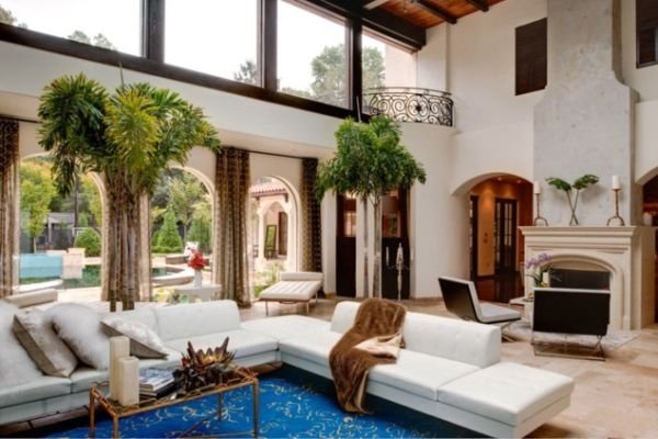 Interiérový dizajn stromov - stromy Biela sedačka do interiéru obývačky