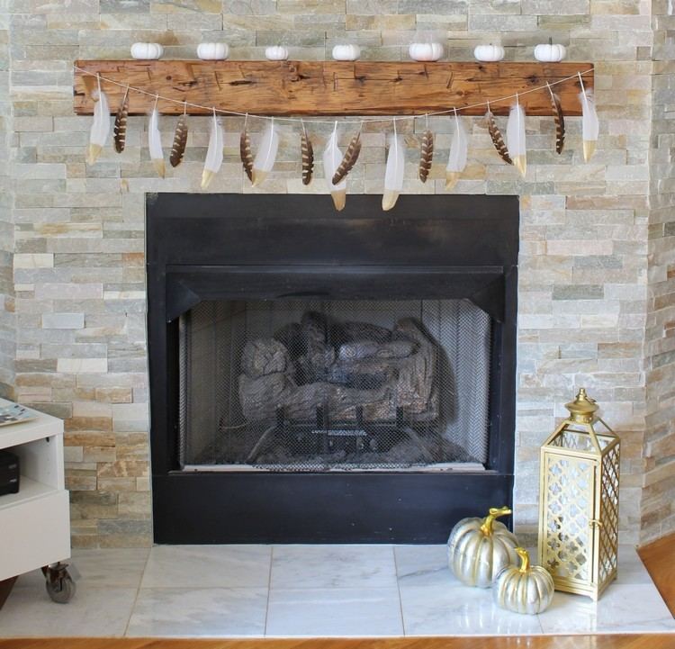 Urobte si sami nápady na dekoráciu s perím-veniec-perie-zlatá-čipka-krbová rímsa