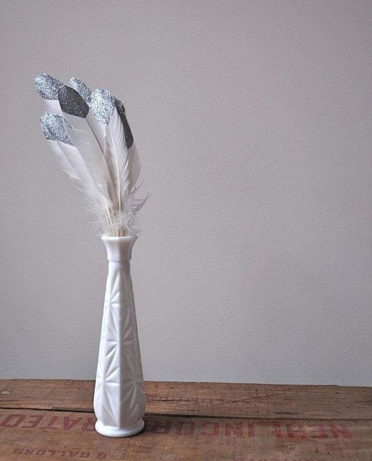 deco-nápady-perie-urob si sám-strieborné-trblietavé-farebné-tipy-biele-avse