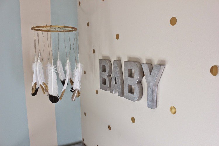 Urobte si sami nápady na dekoráciu s perím-detská posteľ-mobil