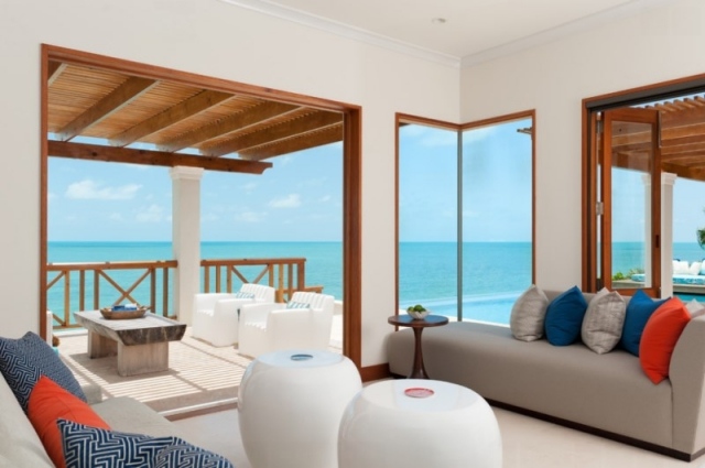 exotický nábytok-farebné-vankúše-dizajn-otvorenej miestnosti