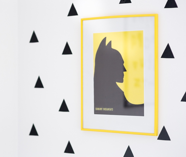 tipy na zariadenie-obývačka-stena-akcent-tapeta-stena-dizajn-čierna-biela