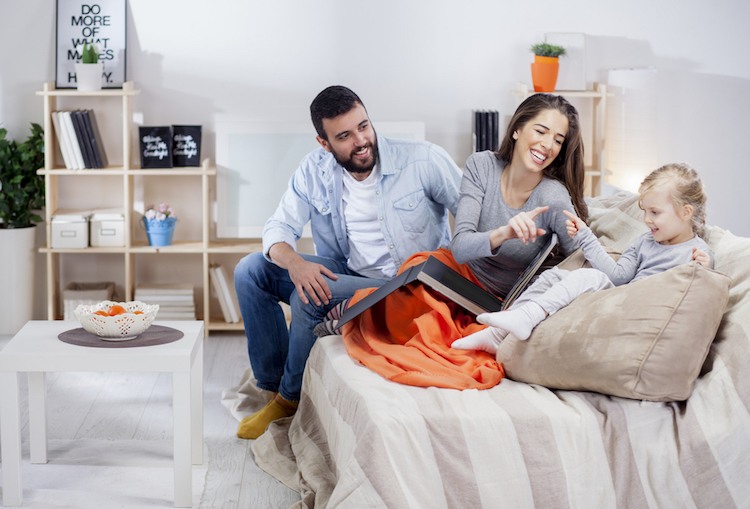 Šťastná rodina v štýlovej obývačke