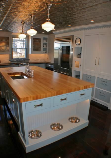 Kuchynský ostrov s integrovanými nádobami na potraviny