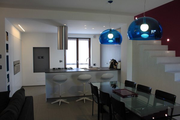 Futuristický dizajn Lietajúca lampa s ikonou v kuchyni