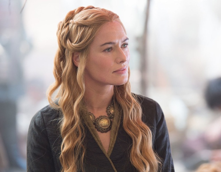 Účesy Game of Thrones Cercei napoly otvorené dlhé vlasy