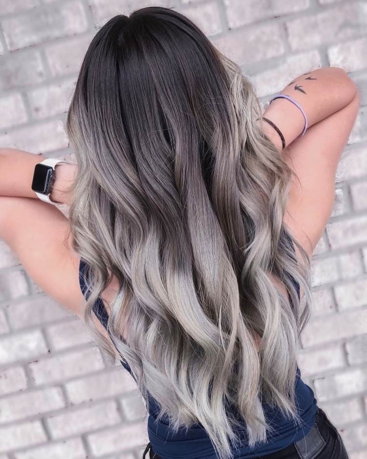 Balayage od hnedej po sivú a platinovú blond