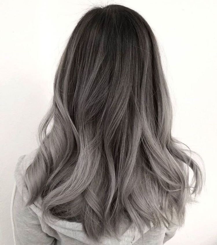 Sivá balayage na čiernych vlasoch