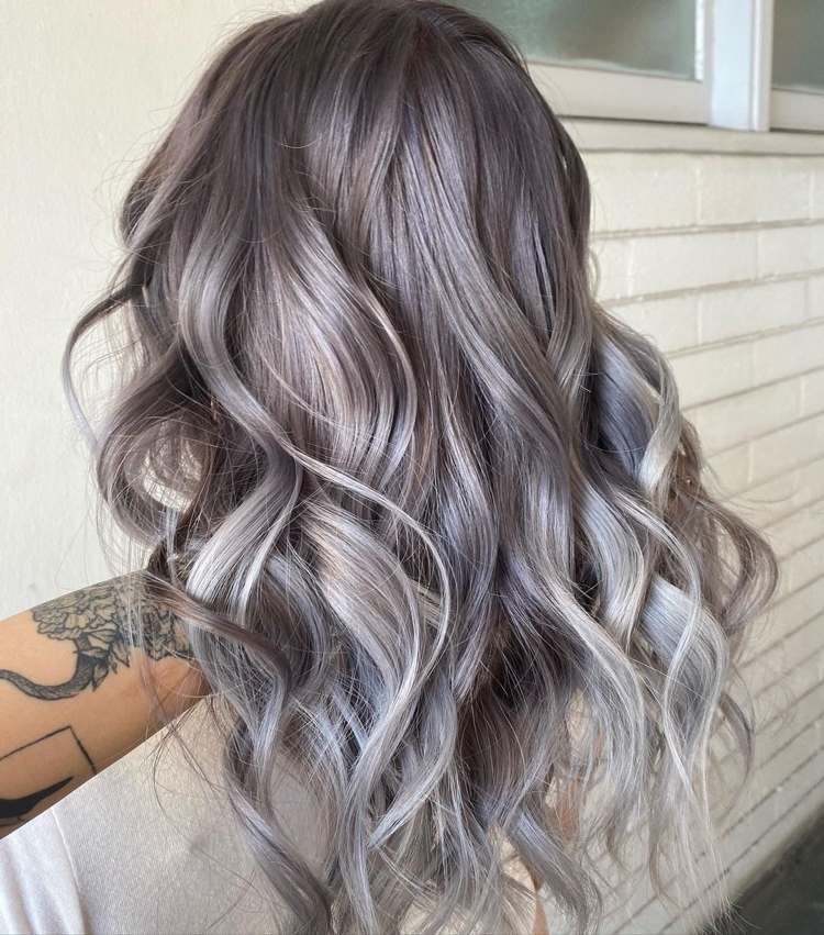 strieborná balayage vo fialových vlasoch