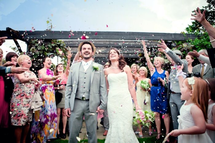 Svadobné nápady hostia hádžu konfety