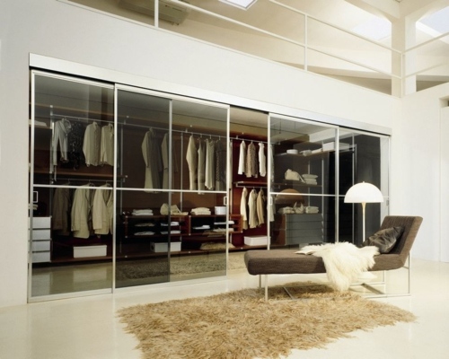 Spálňa so skrinkou so sklenenými dverami