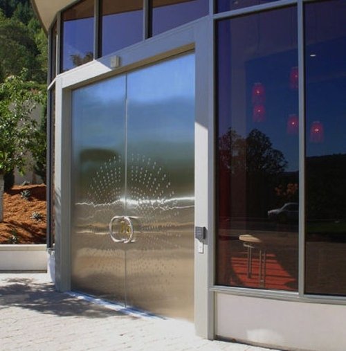 Trendy kovových predných dverí