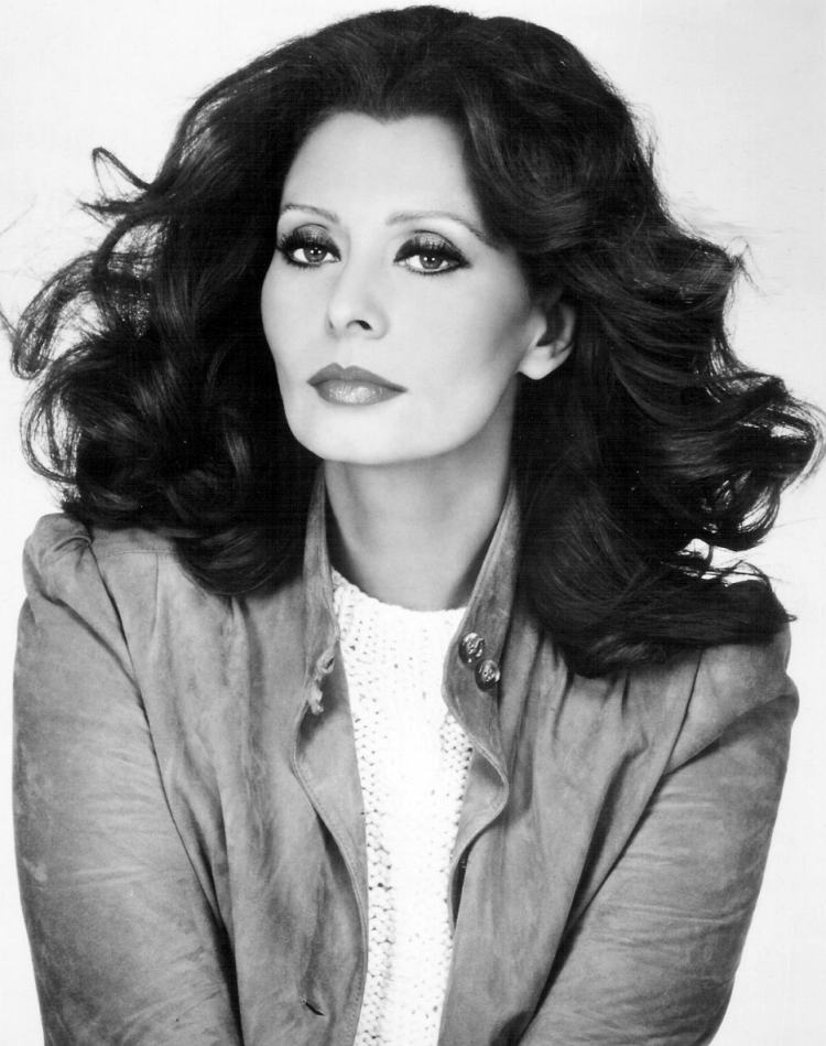 Účes Sophie Loren zo 70. rokov minulého storočia sophia-loren-1970-účes-stredné-lúčenie-vlny