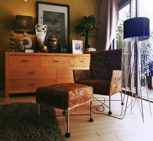 Kožená taburetka a ázijská skrinka