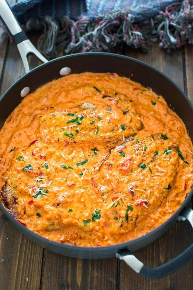 lahodné rybie pokrmy jednoducho tilapia v omáčke z pečenej papriky