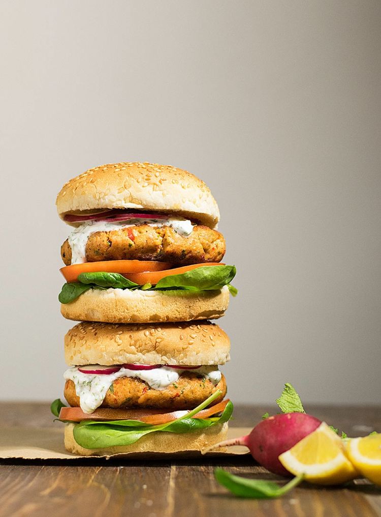 Recepty s rybou, zdravý hamburger, lososová zelenina