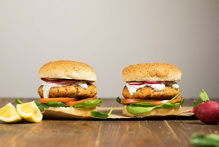 Pripravte si zdravé rybie hamburgery, vynikajúce rybie pokrmy a jogurtovú kôprovú omáčku