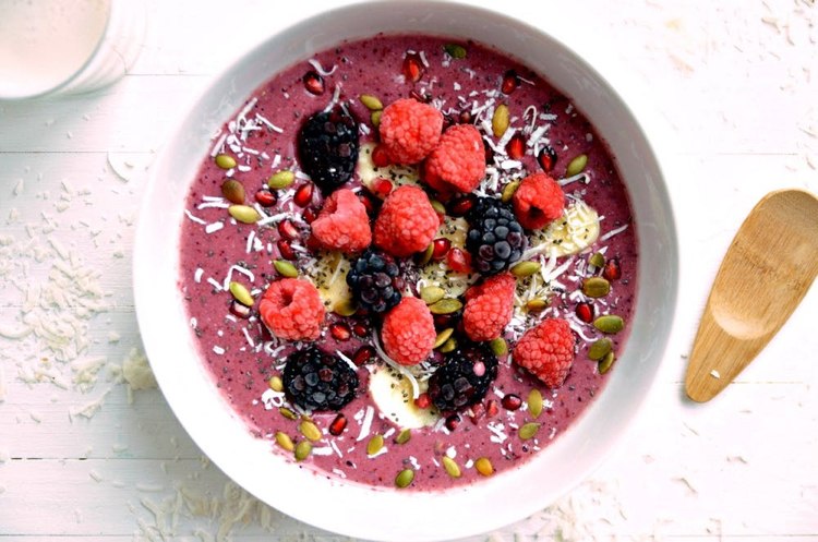 Smoothie bowl bobule recepty červené raňajky