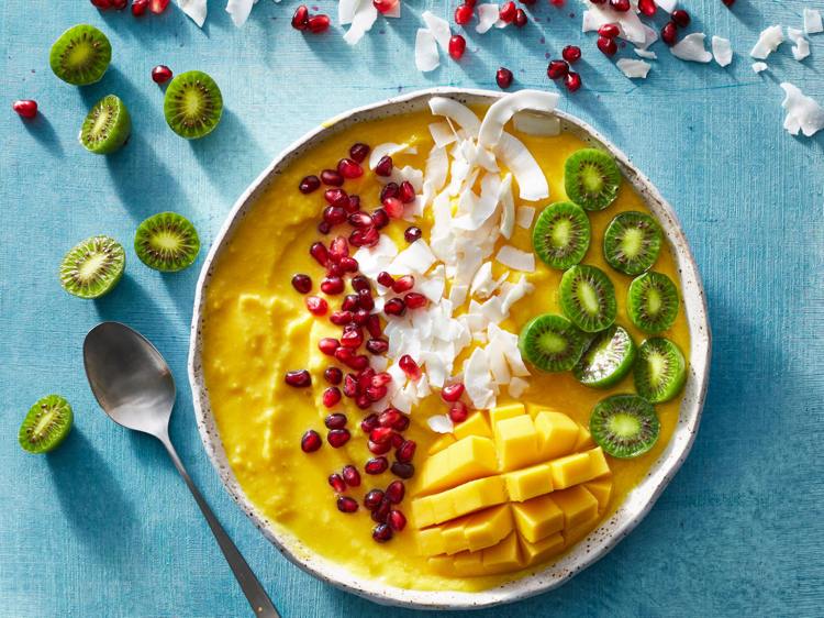 Pripravte si misku na smoothie, ozdobte tipy