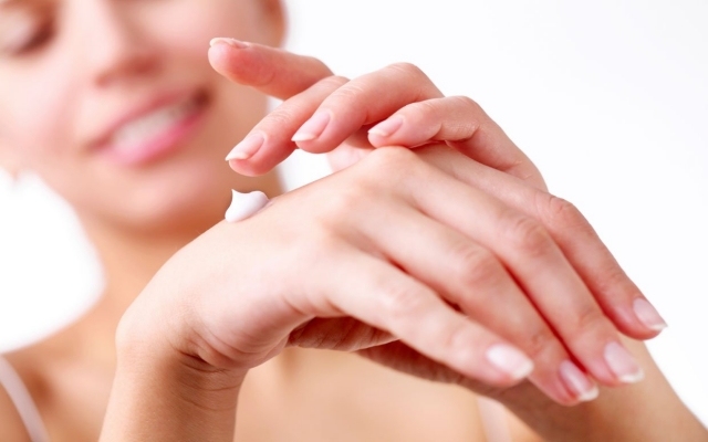 Tipy na starostlivosť o pleť Naneste pleťový krém Krémy proti odieraniu-Starostlivosť o pokožku-Telo-tvár