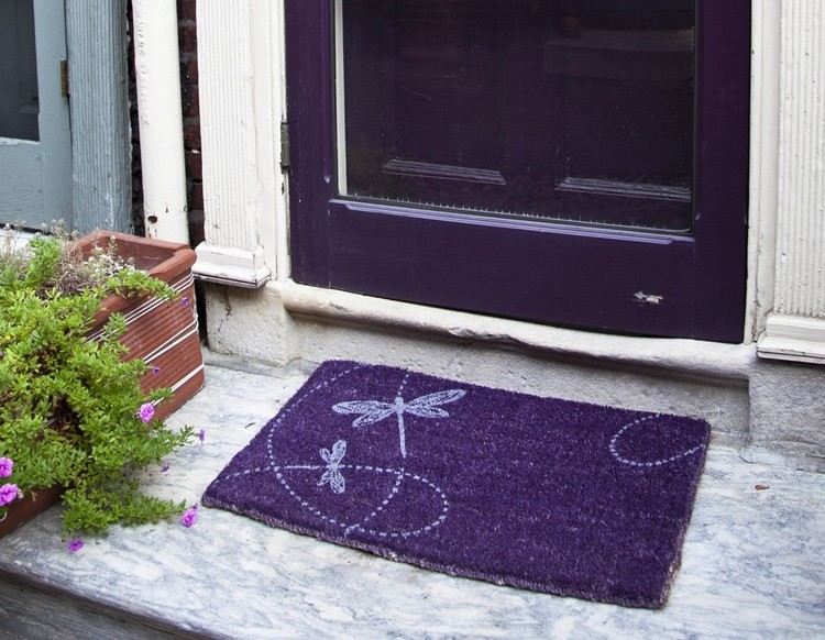 Fialová rohožka s motívom vážky nápady-záhradná dekorácia-fialová-rohožka-vážka-motív