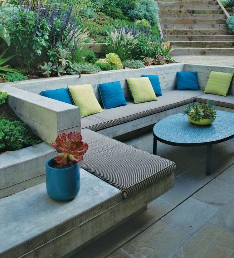 Vonkajšie vankúše v modrej a zelenej farbe nápady-záhradná dekorácia-murivo-lavička-farebné-vankúše
