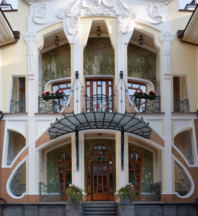 Historická budova Secesné vchodové dvere z dreva so sklom