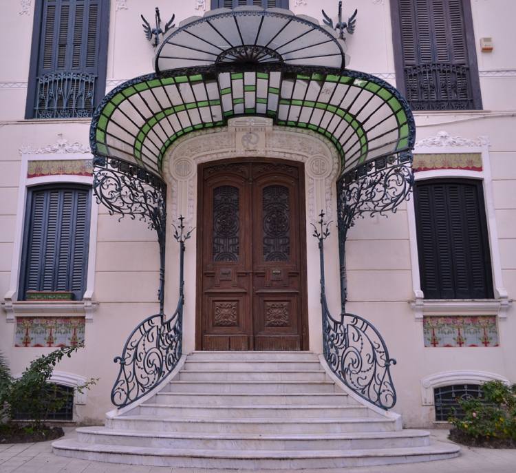 Vchod do domu Secesný prístrešok z tepaného železa