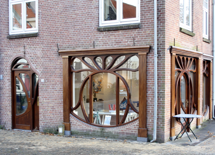 secesné historické vchodové dvere a okno