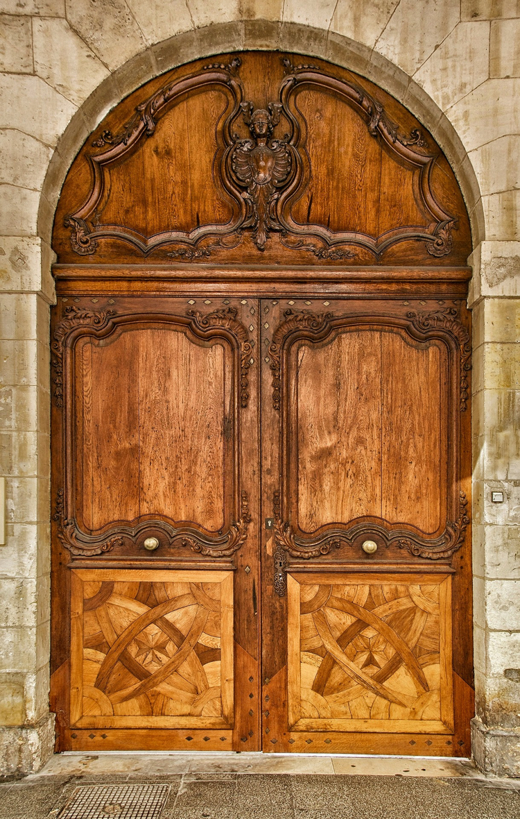 Rezba vchodových dverí z masívneho dreva