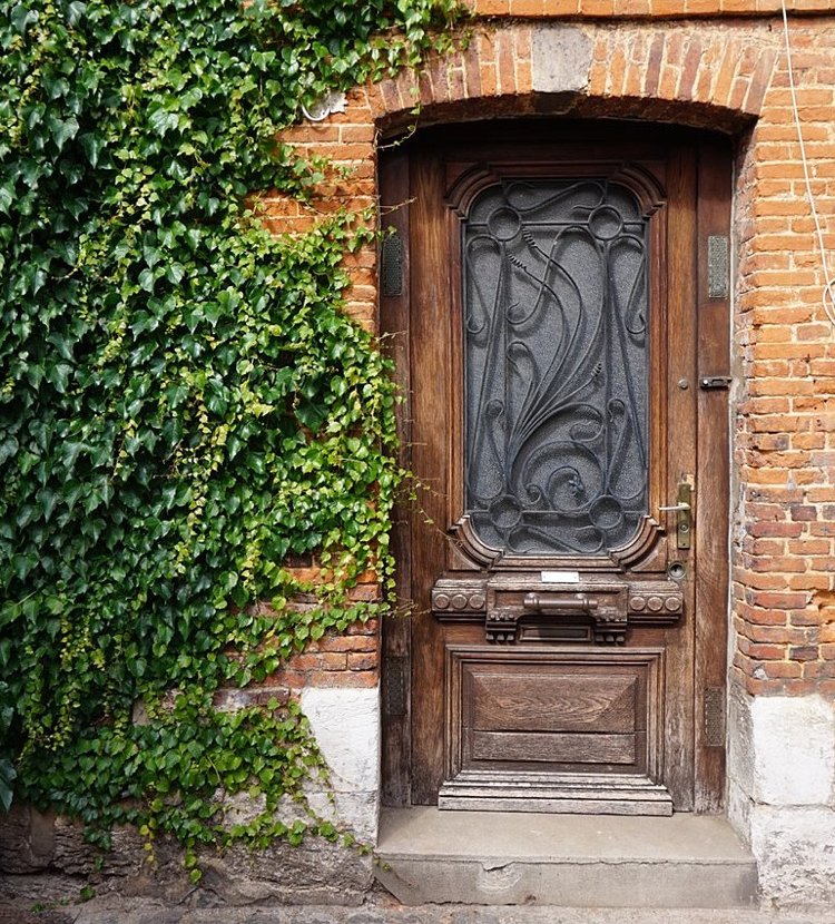 secesné staré vchodové dvere drevo kov sklo sklenený brečtan fasáda