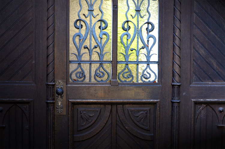 staré predné dvere masívna sklenená vložka z kovaného železa v tmavom prevedení