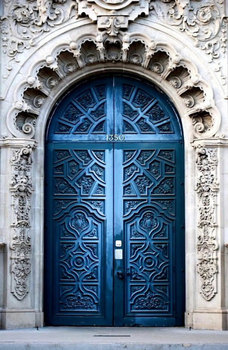 starožitné vchodové dvere modré ozdoby kamenná fasáda
