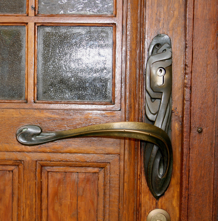 Secesná kovová kľučka na kľučke