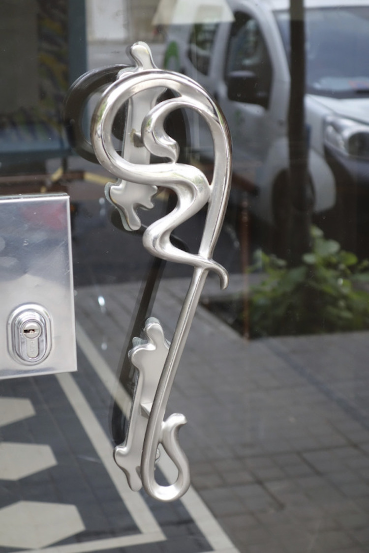 Secesná kľučka na dverách z oceľového skla