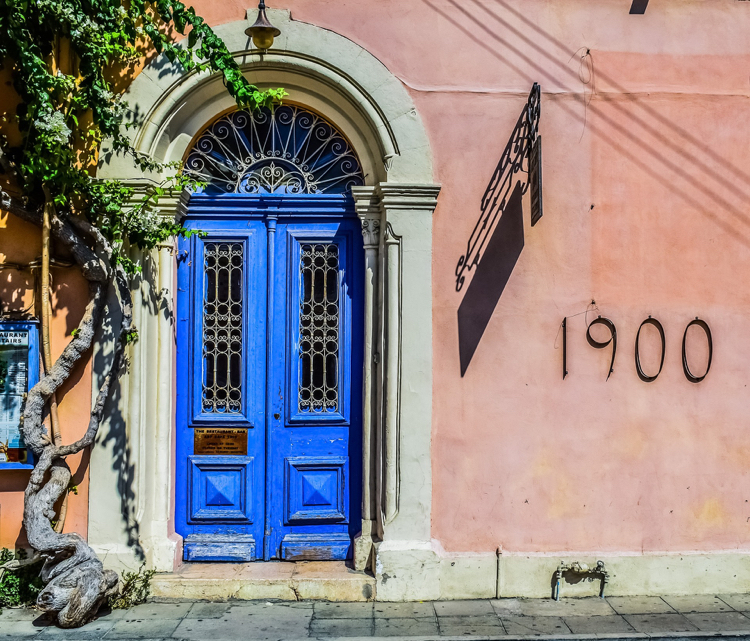 modré dvere starožitné kovové prvky