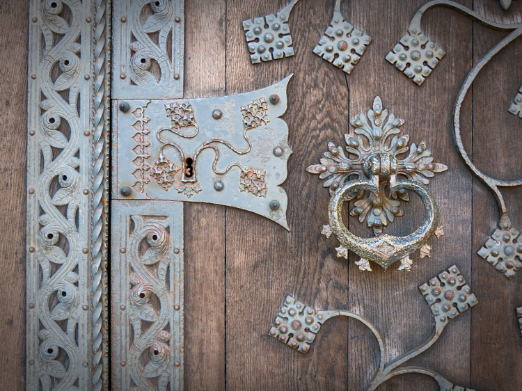 Starožitné kované dverové kovanie filigránové