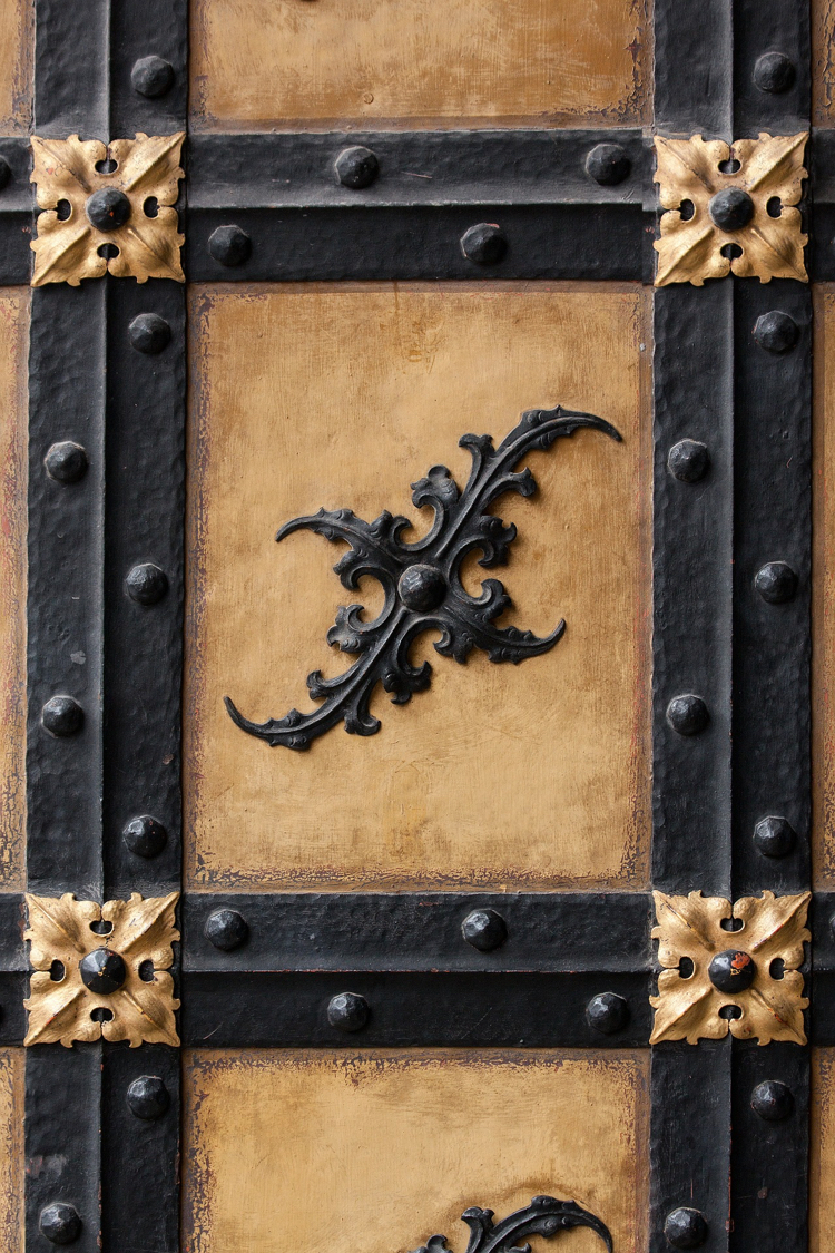 Dvere z kovových ozdôb