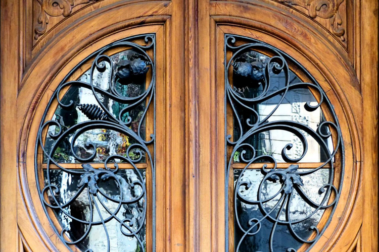 Okno na dvere v secesnom štýle