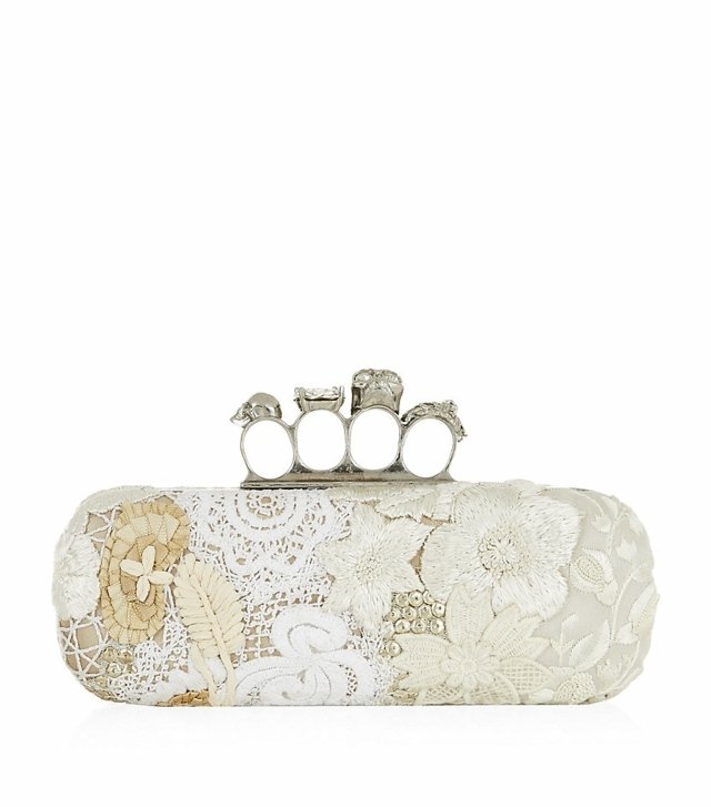 Spojka Alexandra McQueena s látkovými kvetmi a sponou na šperky Spona na štyri prsty-ozdobená-kvetmi-pochette