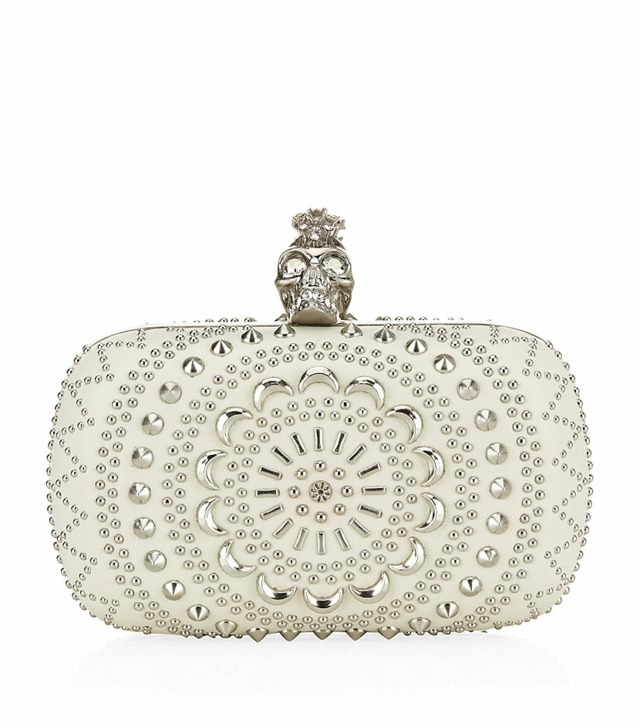 Spojkový box s kovovými nitmi Alexander McQueen v bielej farbe Lebka s nitmi-biela koža