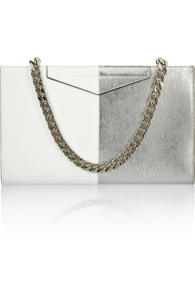 Kožená spojka strieborno biela FENDI s retiazkou ako nosič Lesklá strieborná kožená spojková taška