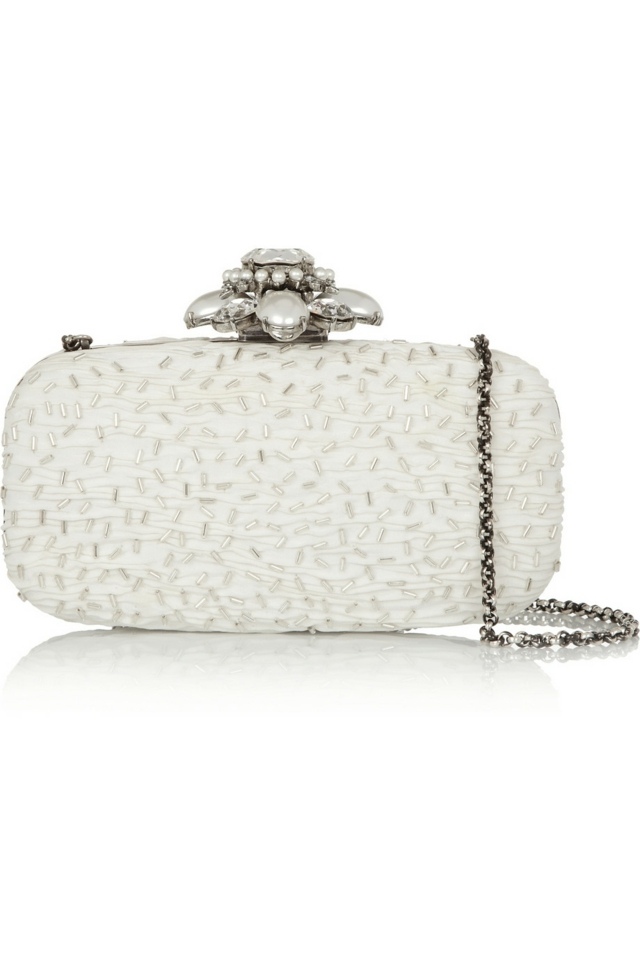 Saténová spojka v bielej farbe vyšívaná priehľadnými trubičkovými korálkami Látková taška-spojka-vyšívaná-OSCAR-DE-LA-RENTA